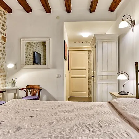 어코모데이션 지나 *