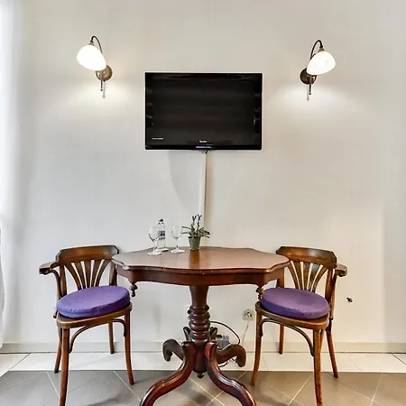 어코모데이션 지나 *