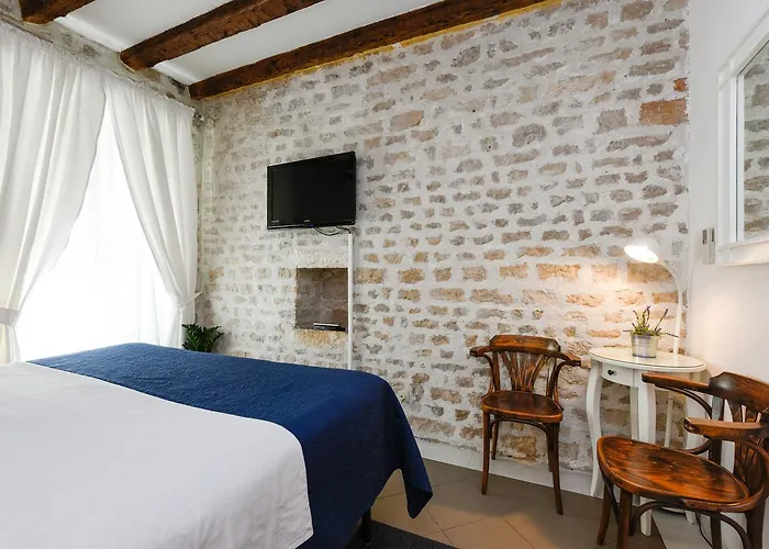 어코모데이션 지나 *